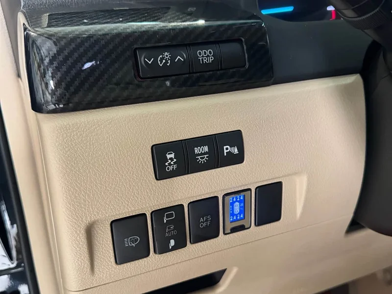 Toyota Alphard — фото 8