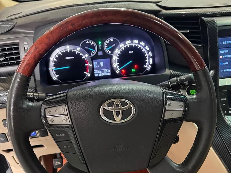 Toyota Alphard — фото 9