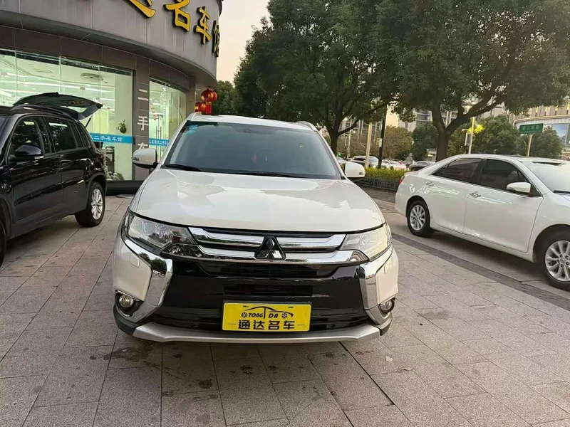 Mitsubishi Outlander — фото 1