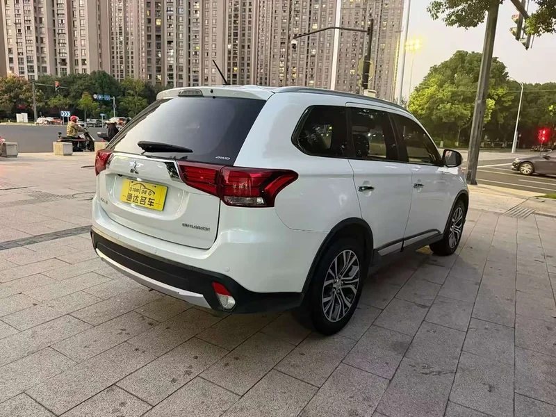 Mitsubishi Outlander — фото 7