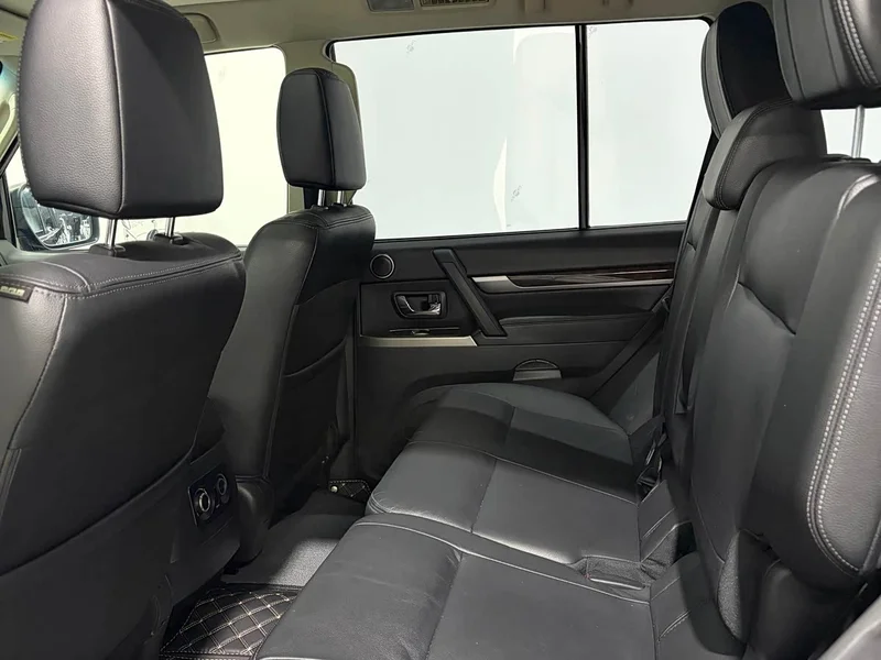 Mitsubishi Pajero (Imported) — фото 11