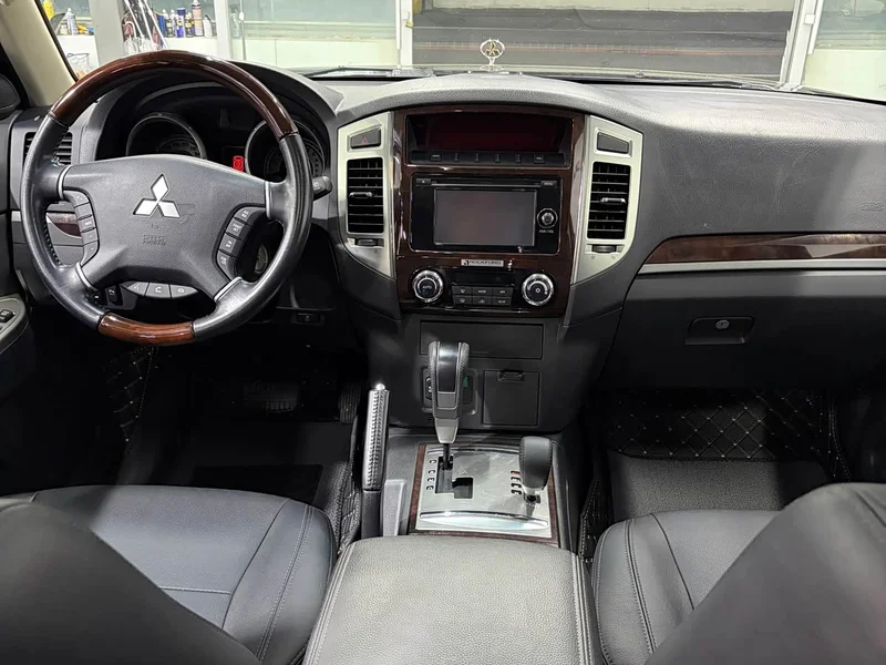 Mitsubishi Pajero (Imported) — фото 12