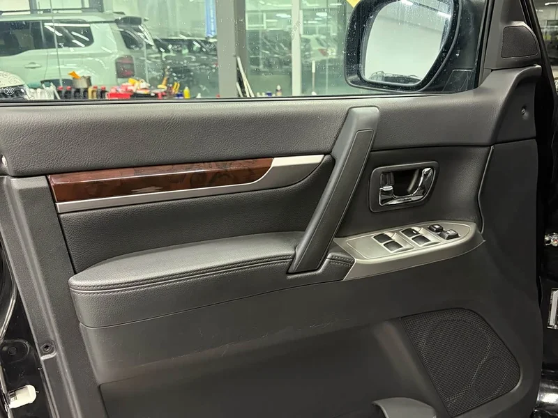 Mitsubishi Pajero (Imported) — фото 15