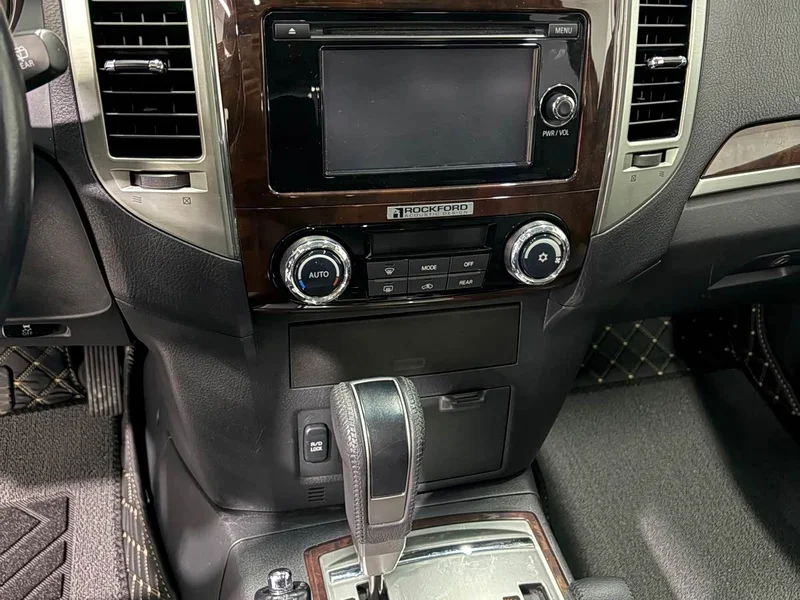 Mitsubishi Pajero (Imported) — фото 10