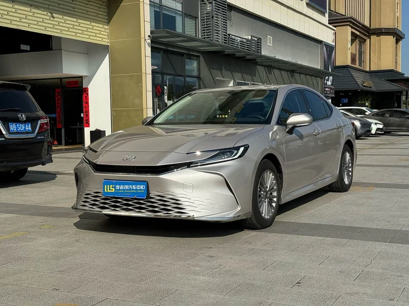 Toyota Camry — фото 1
