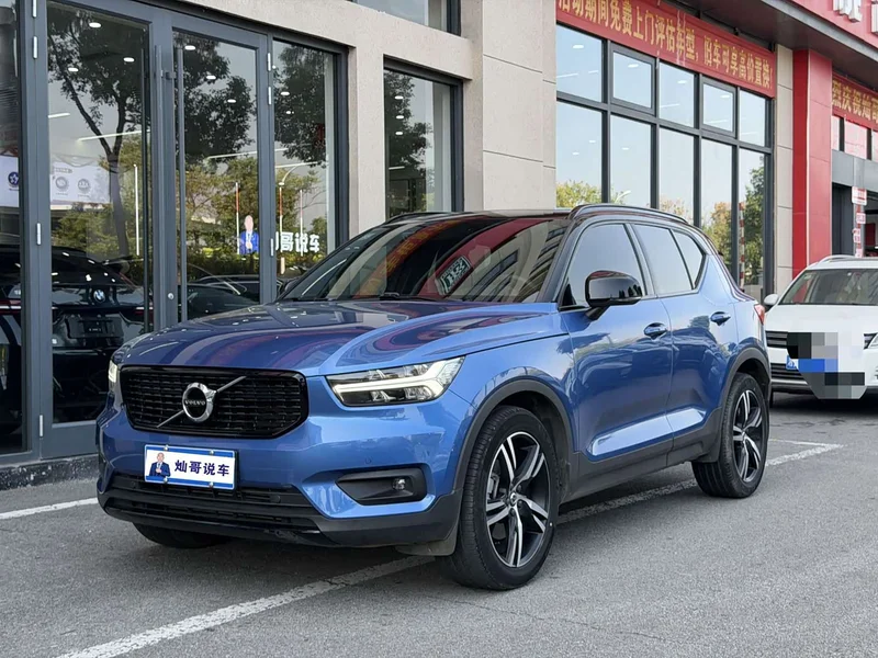 Volvo XC40 — фото 1