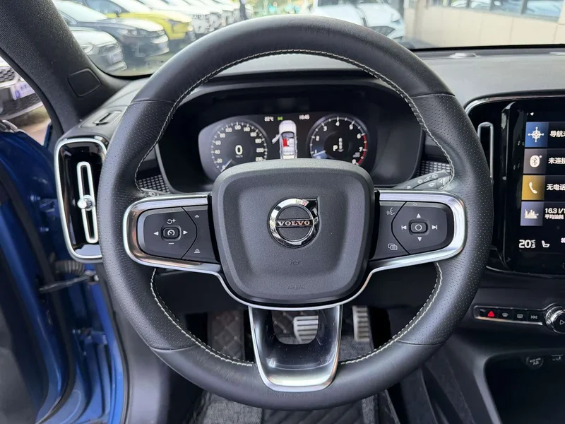 Volvo XC40 — фото 12