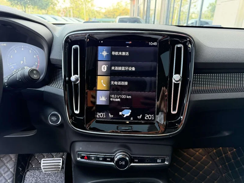 Volvo XC40 — фото 13