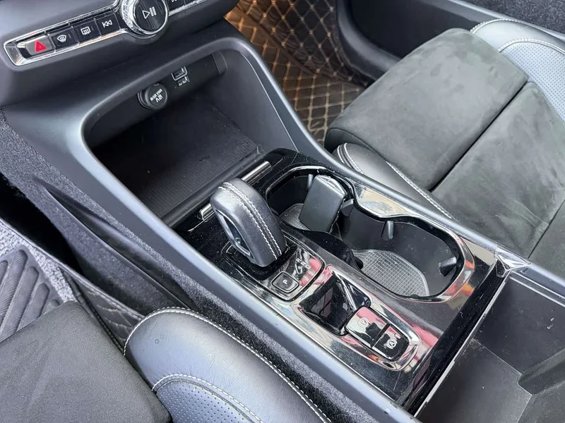 Volvo XC40 — фото 14
