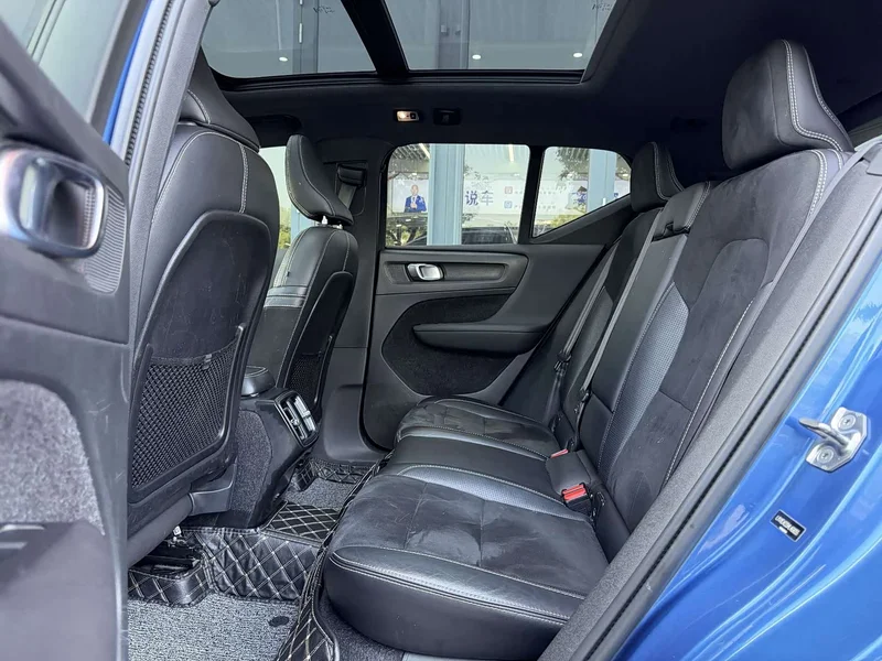 Volvo XC40 — фото 15