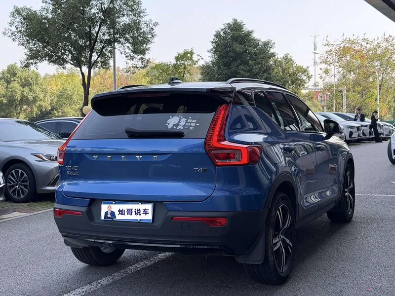Volvo XC40 — фото 9