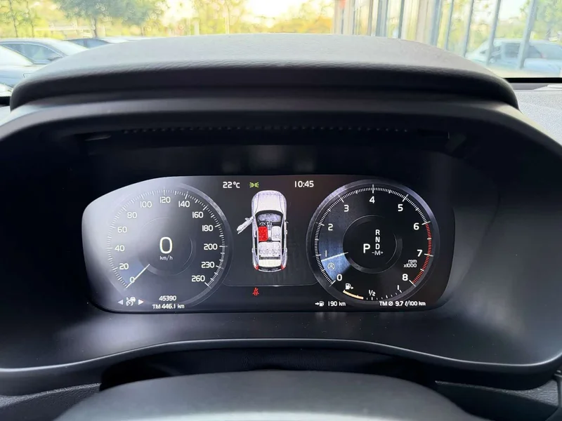 Volvo XC40 — фото 10