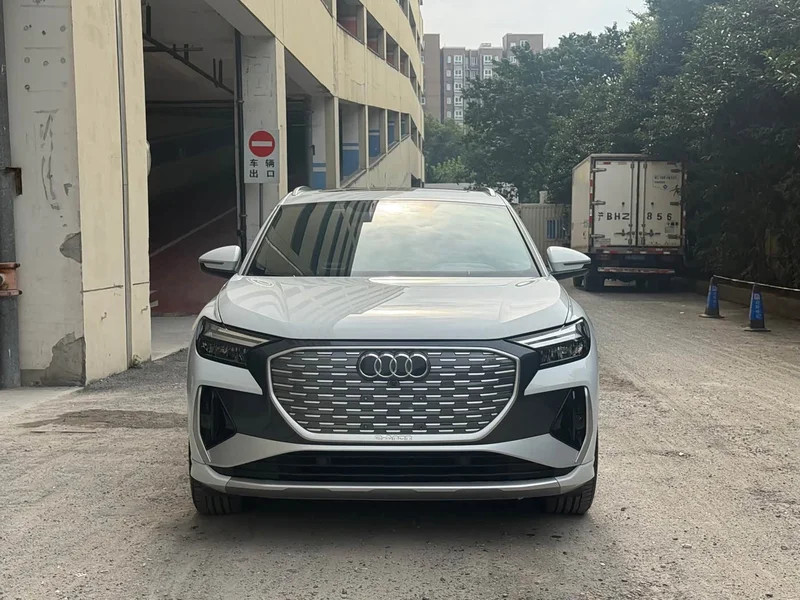 Audi Q4 e-tron — фото 2