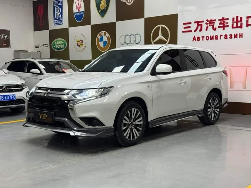 Mitsubishi Outlander — фото 1