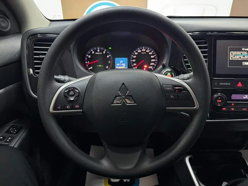 Mitsubishi Outlander — фото 11