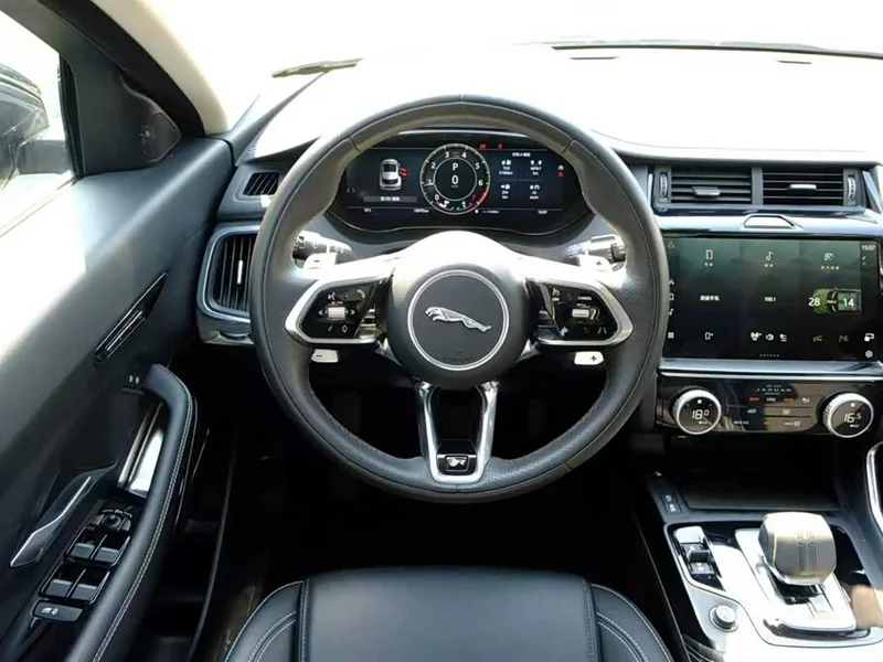 Jaguar E-PACE — фото 12