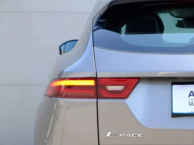 Jaguar E-PACE — фото 10