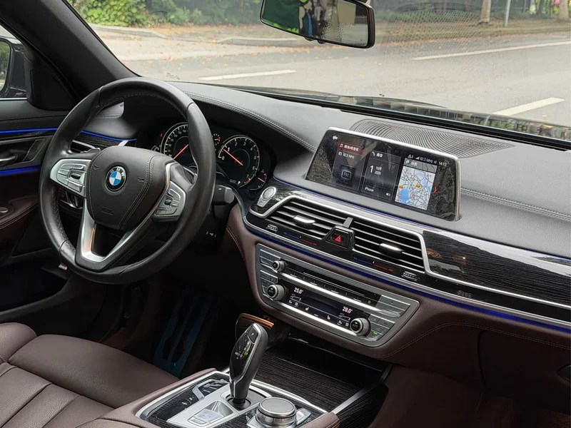 BMW 7-Series — фото 15