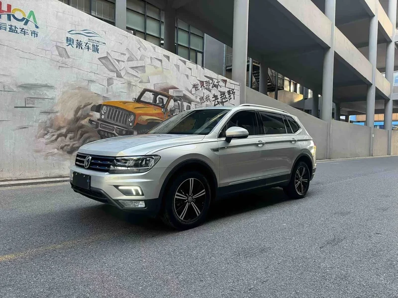 Volkswagen Tiguan L — фото 1