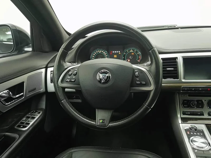 Jaguar XF — фото 11