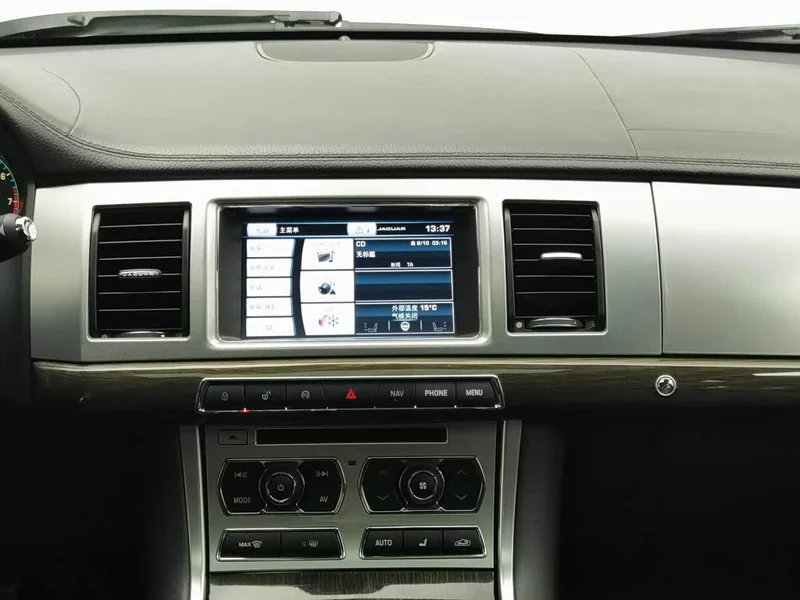 Jaguar XF — фото 12