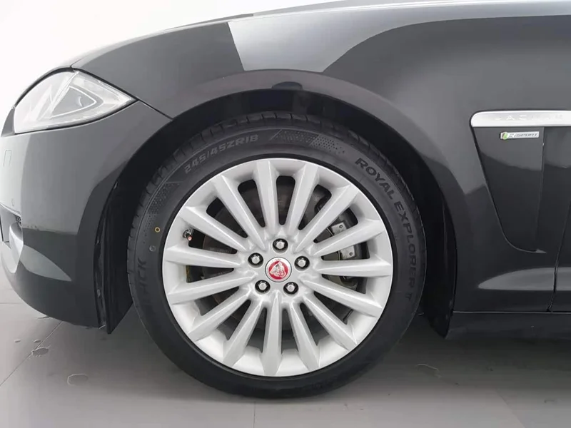 Jaguar XF — фото 17