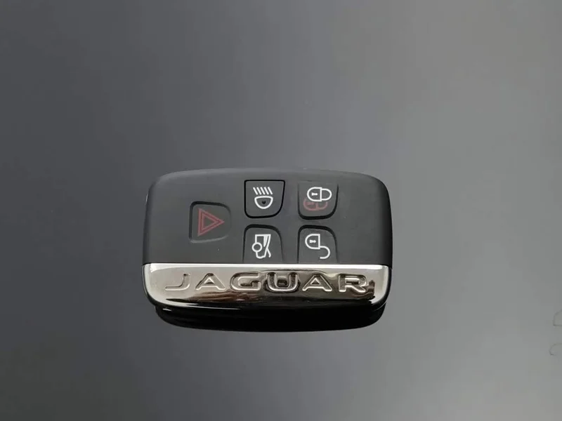 Jaguar XF — фото 19