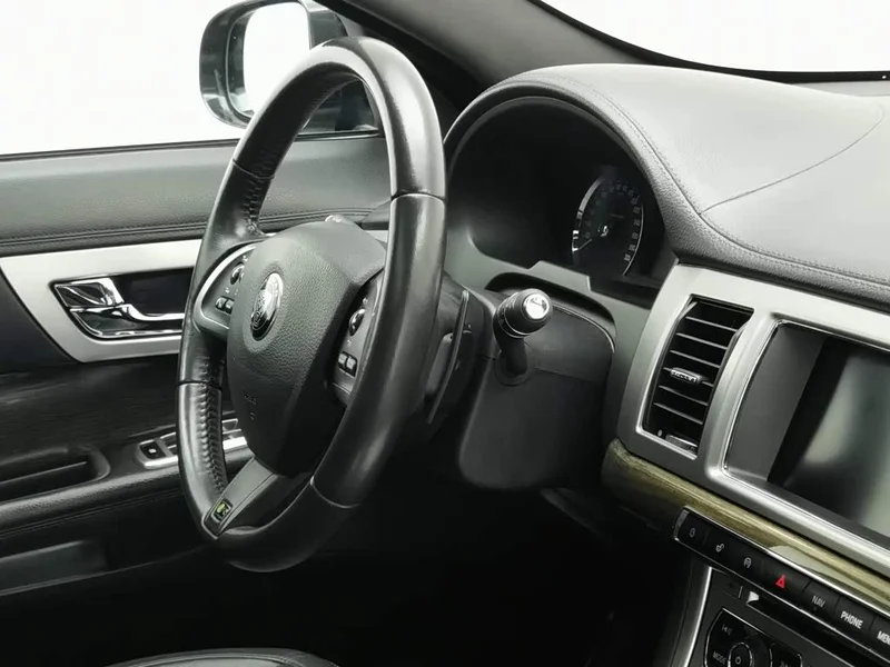 Jaguar XF — фото 22