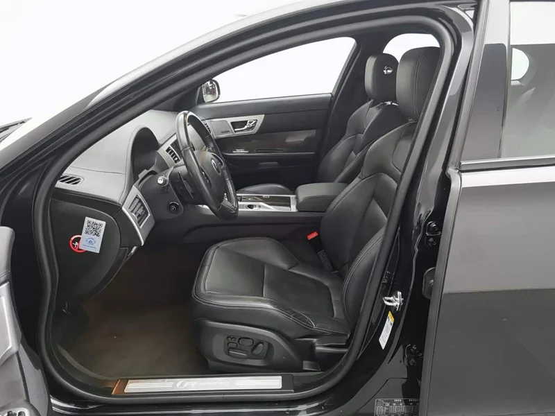 Jaguar XF — фото 10