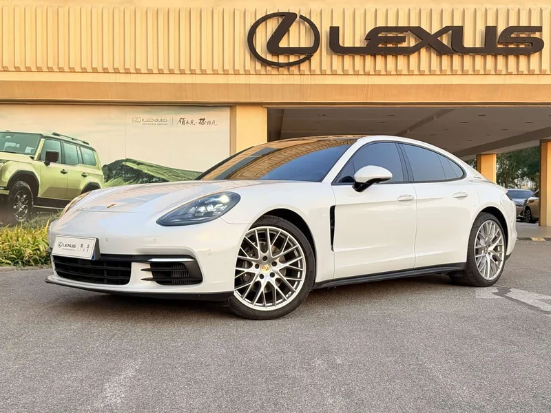 Porsche Panamera — фото 1