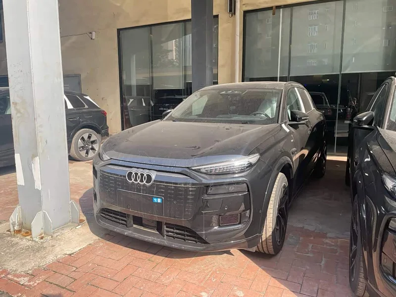 Audi Q6L e-tron — фото 1