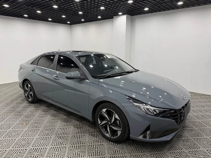 Hyundai Elantra — фото 1