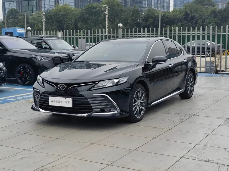 Toyota Camry — фото 1