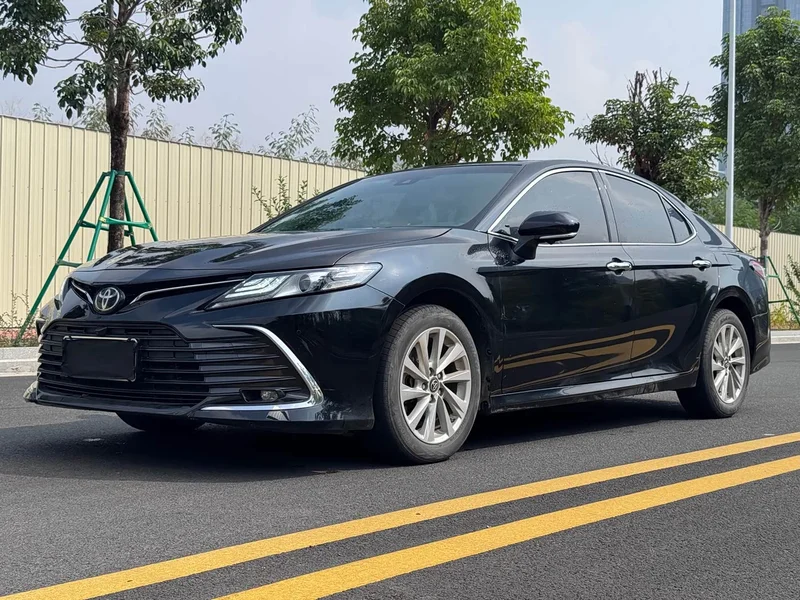 Toyota Camry — фото 1