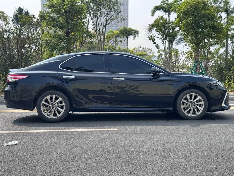 Toyota Camry — фото 5