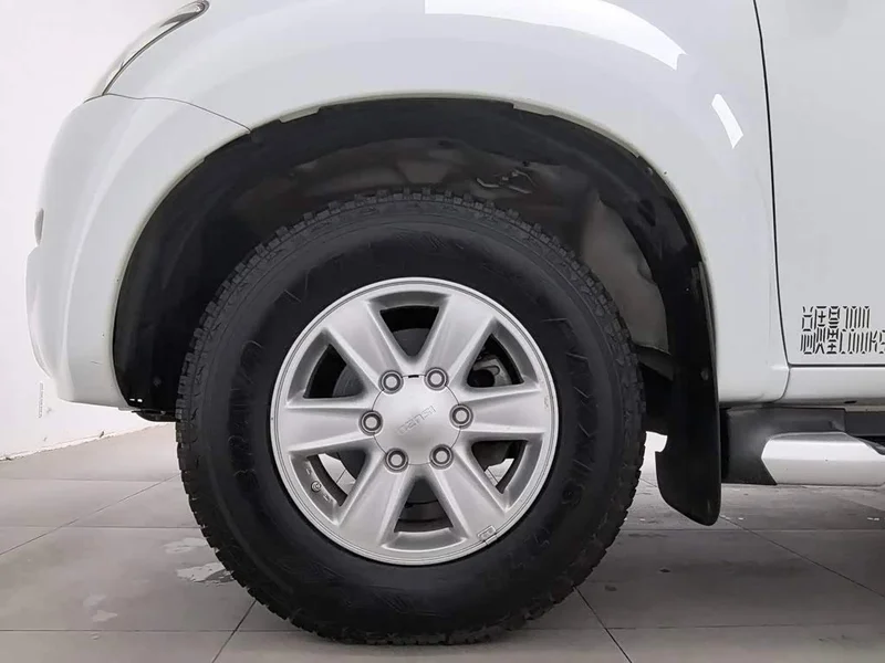 Isuzu D-MAX — фото 17