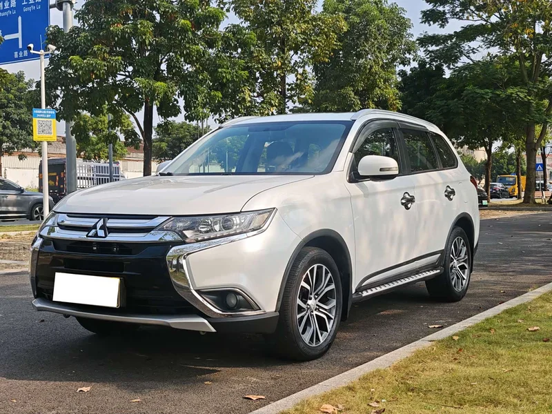 Mitsubishi Outlander — фото 1