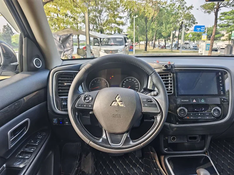 Mitsubishi Outlander — фото 19