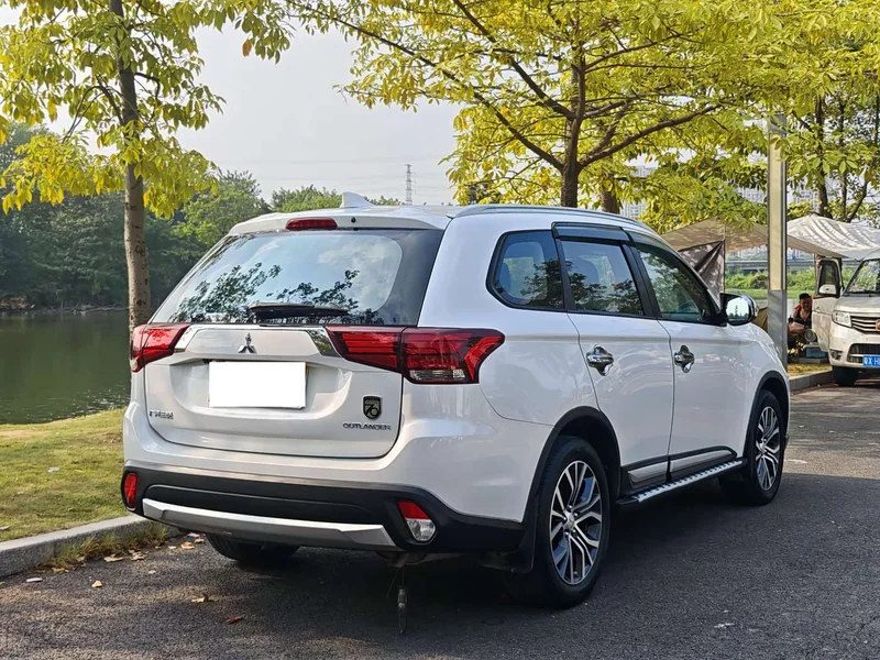 Mitsubishi Outlander — фото 4