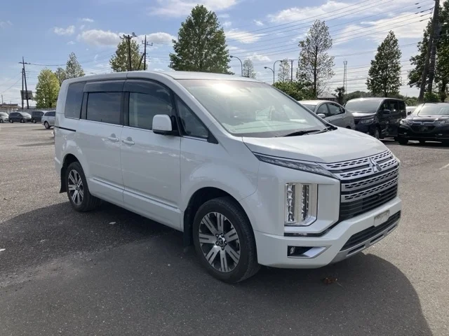 Mitsubishi DELICA D5 — фото 1