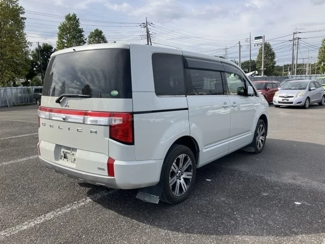 Mitsubishi DELICA D5 — фото 2