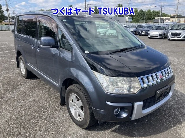 Mitsubishi DELICA D5 — фото 1