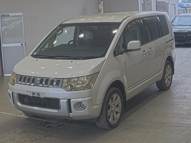 Mitsubishi DELICA D5 — фото 1