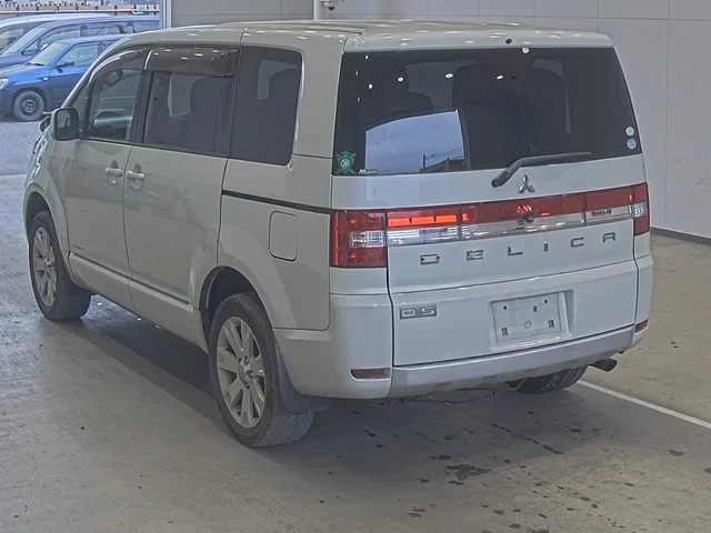 Mitsubishi DELICA D5 — фото 2