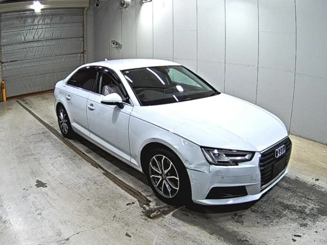 Audi A4 — фото 1