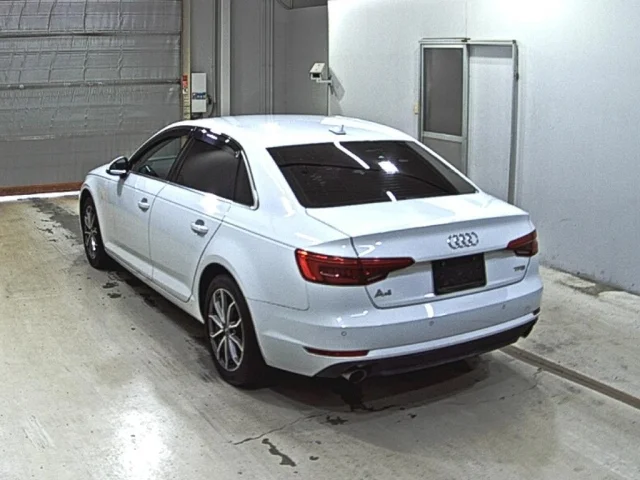 Audi A4 — фото 2