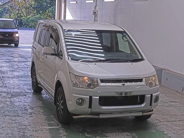 Mitsubishi DELICA D5 — фото 1