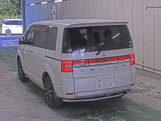 Mitsubishi DELICA D5 — фото 2