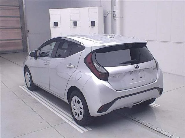 Toyota AQUA — фото 2