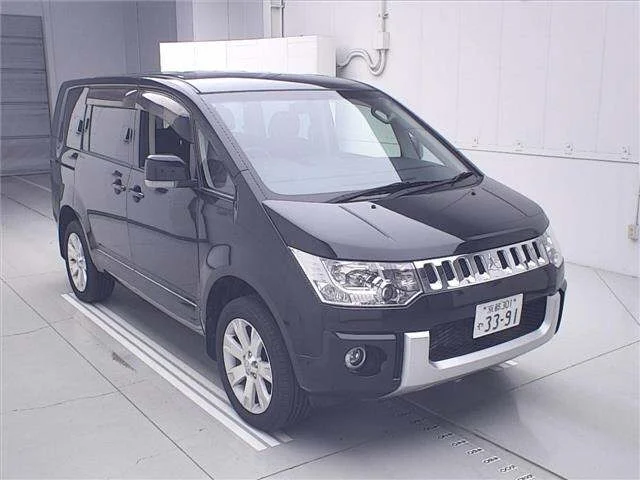 Mitsubishi DELICA D5 — фото 1